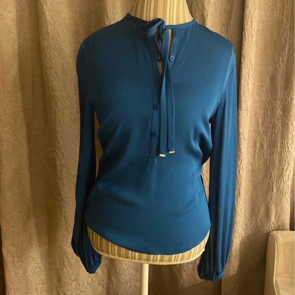 DVE DIANE VON FURSTENBERG Beautiful silk /satin blouse